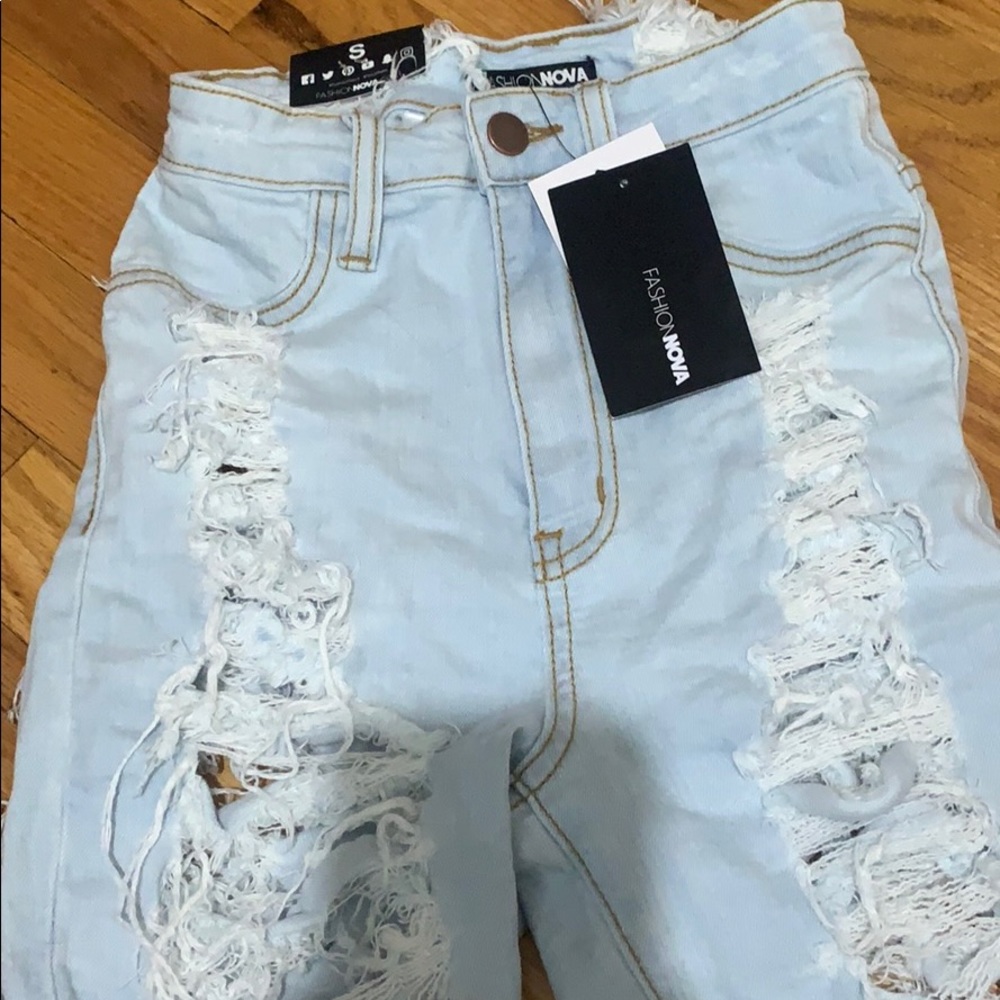 Fashion nova “going to extremes Bermuda’s” shorts